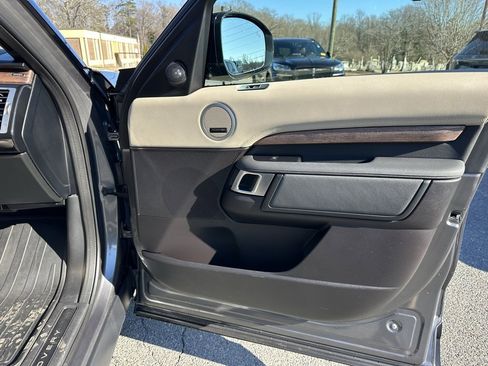 Used 2019 Land Rover Discovery HSE image 17