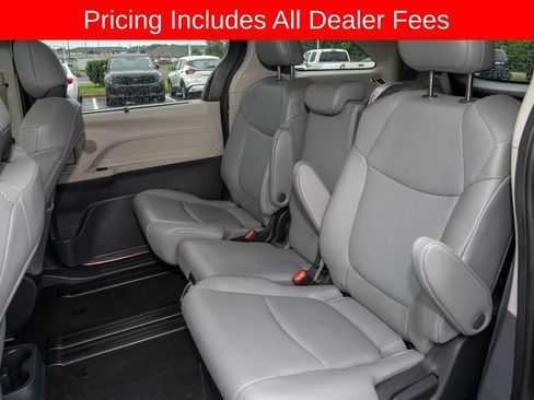 Used 2022 Toyota Sienna XLE FWD image 17