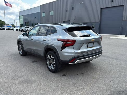 Used 2024 Chevrolet Trax LT w/ Sunroof Package FWD image 5