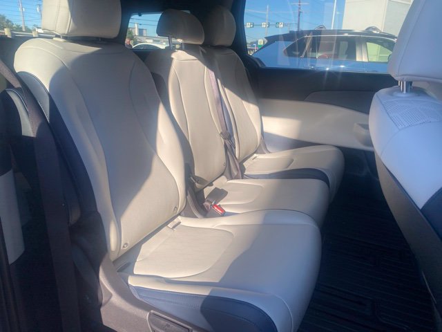 Used 2026 Kia Carnival EX FWD image 11