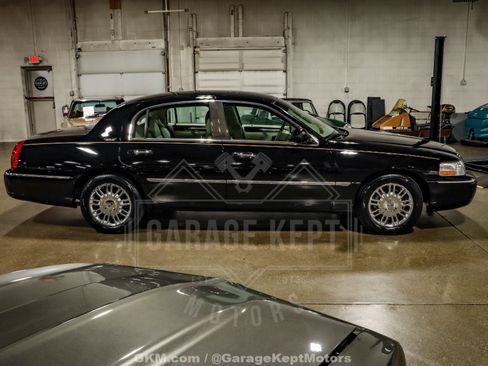 Used 2010 Lincoln Town Car Signature Limited image 10