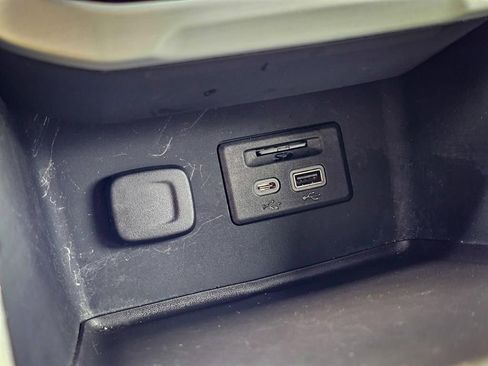 Certified 2023 GMC Acadia SLT w/ Preferred Package image 31