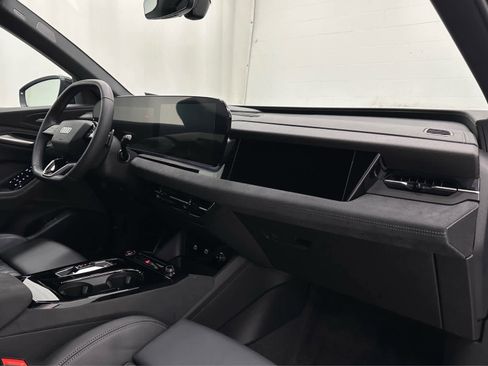 Used 2025 Audi SQ6 e-tron Prestige w/ 21" Black Optic Wheel Package image 17