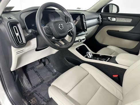 Used 2025 Volvo XC40 B5 Plus w/ Climate Package image 9