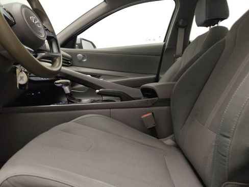 Used 2021 Hyundai Elantra SE FWD image 17