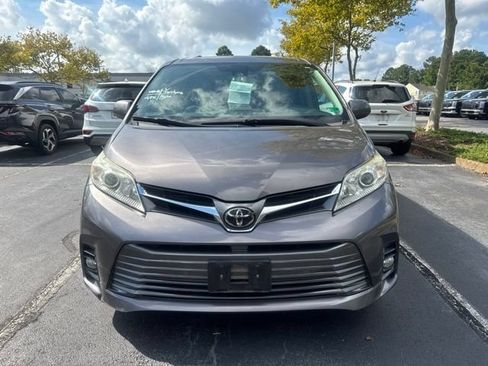 Used 2018 Toyota Sienna XLE w/ XLE Navigation Package FWD image 3