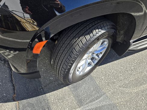 Used 2023 Chevrolet Suburban LT w/ Luxury Package image 44