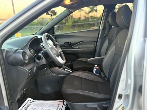 Used 2020 Nissan Kicks S image 16