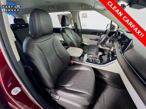 Certified 2023 Kia Carnival EX image 29