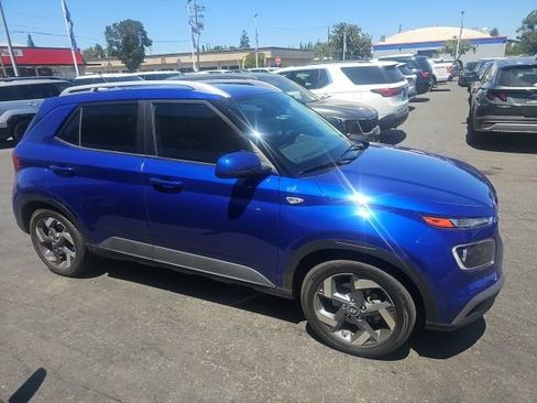 Used 2024 Hyundai Venue Limited FWD image 3