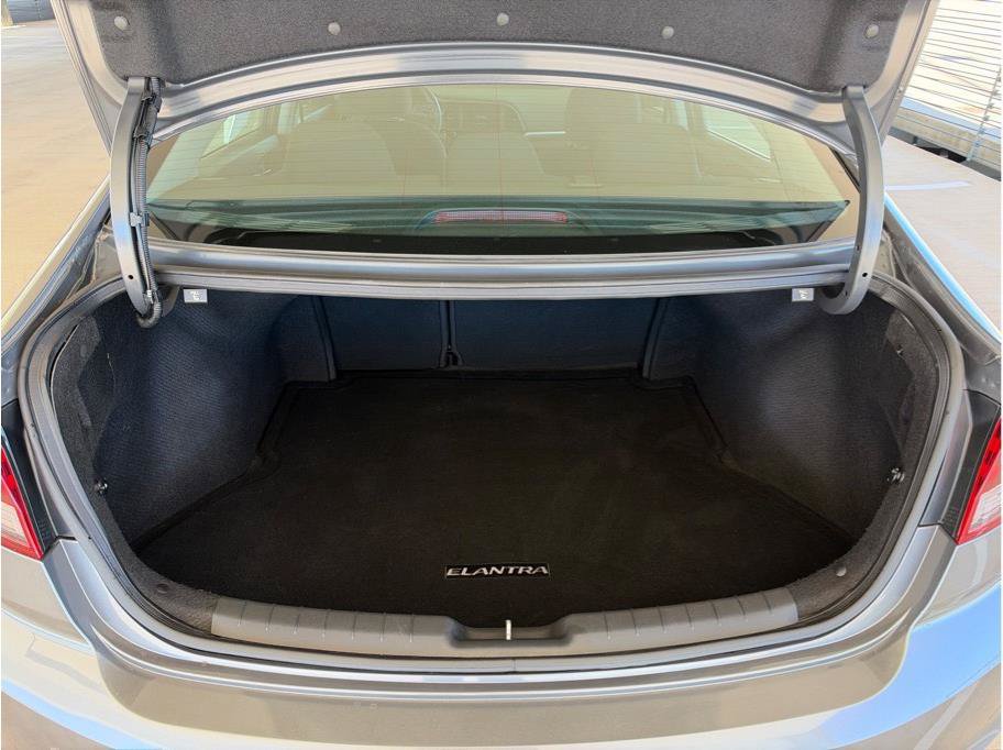 Used 2020 Hyundai Elantra SE w/ Cargo Package (C1) FWD image 12