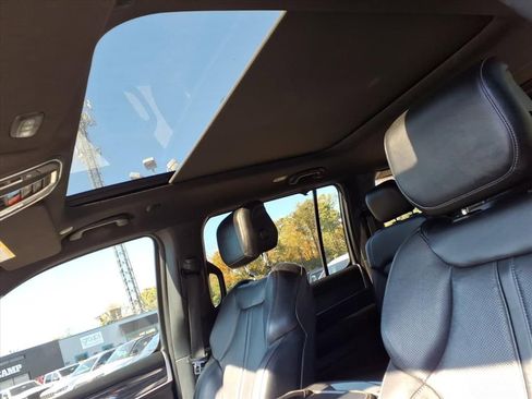 Used 2022 Jeep Wagoneer Series III w/ Premium Group I image 12