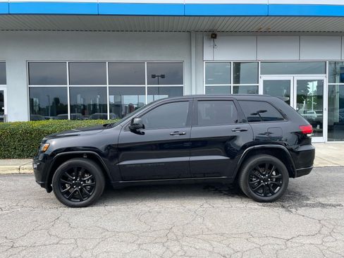 Used 2021 Jeep Grand Cherokee Laredo X RWD image 2