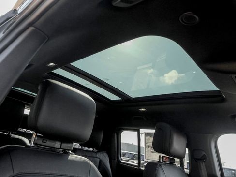 Used 2025 Land Rover Defender 130 X-Dynamic SE image 23