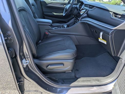 New 2025 Jeep Grand Cherokee Altitude image 33