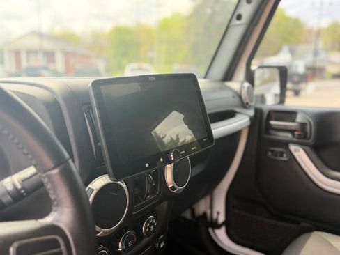 Used 2018 Jeep Wrangler Unlimited Sahara w/ Connectivity Group AWD/4WD image 6