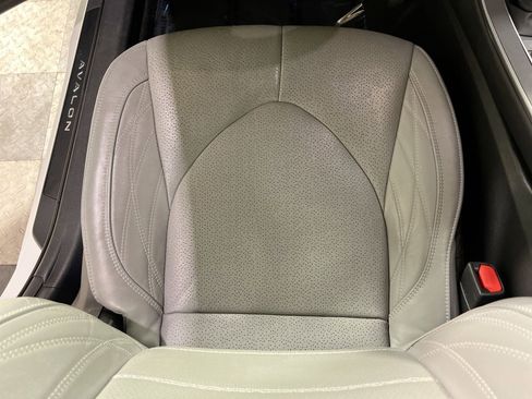 Used 2019 Toyota Avalon Limited image 21