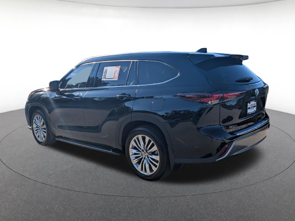 Used 2024 Toyota Highlander Platinum FWD image 4