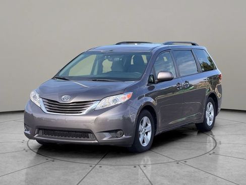 Used 2015 Toyota Sienna LE FWD image 2