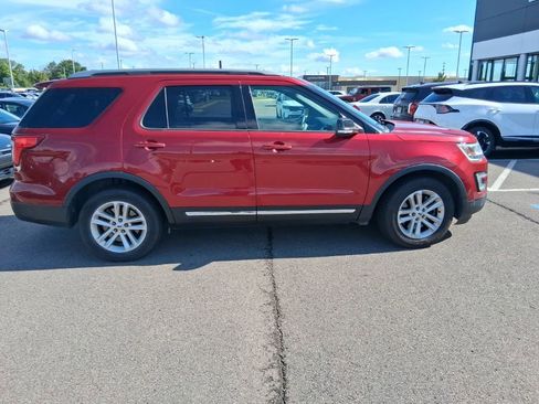 Used 2017 Ford Explorer XLT w/ Equipment Group 201A FWD image 5