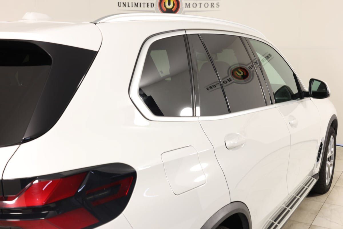 Used 2025 BMW X5 xDrive50e AWD/4WD image 45
