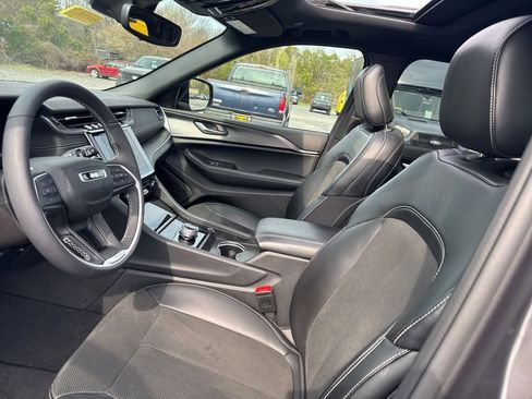 Used 2025 Jeep Grand Cherokee Altitude image 12