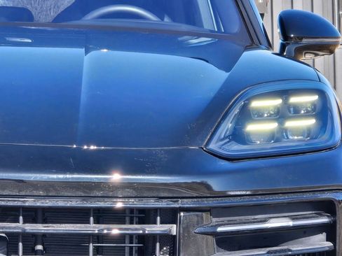 Certified 2025 Porsche Cayenne image 11