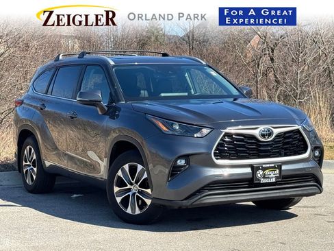 Used 2023 Toyota Highlander XLE image 1