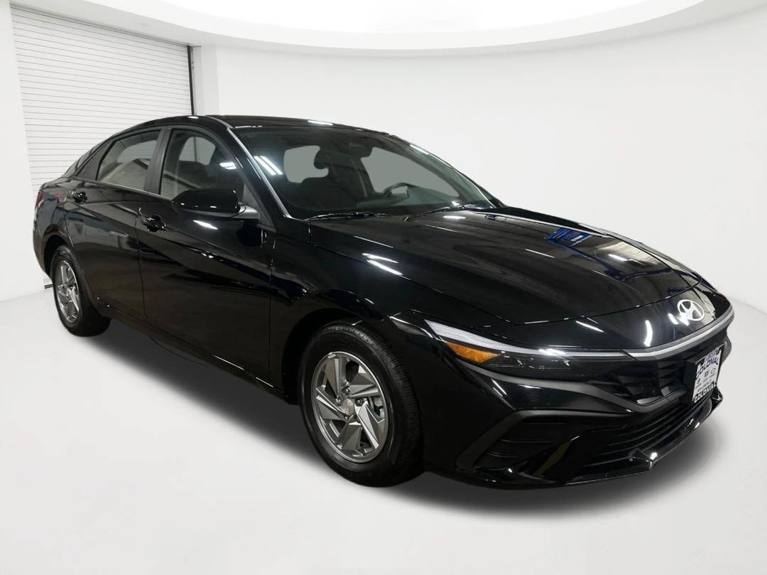 Used 2026 Hyundai Elantra SE FWD image 3