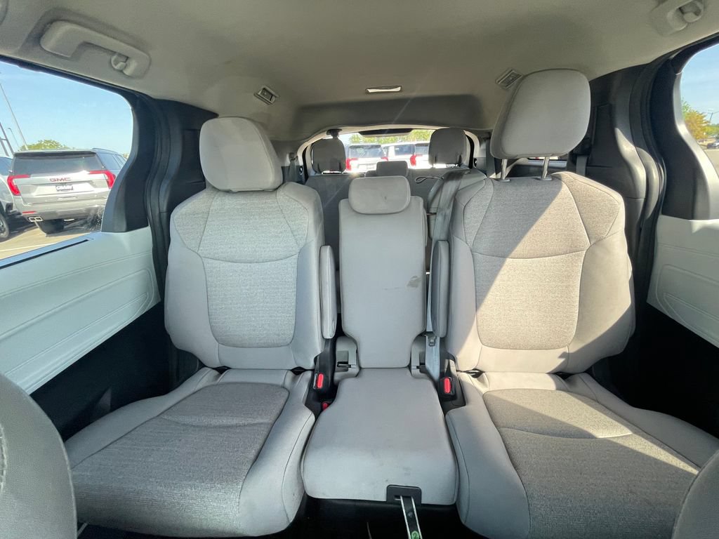 Used 2025 Toyota Sienna LE FWD image 20