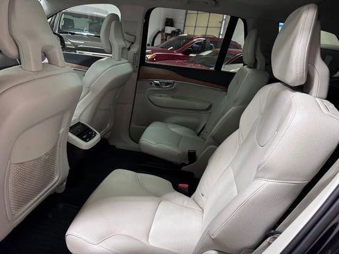 Used 2021 Volvo XC90 T6 Momentum w/ Climate Package image 16