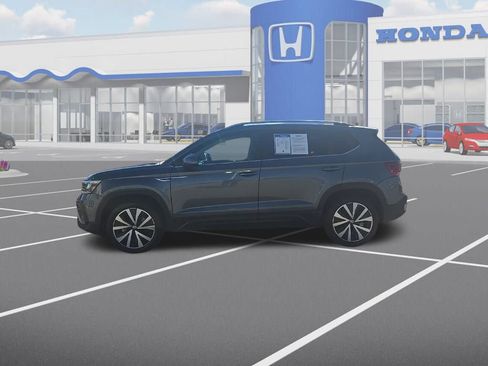 Used 2023 Volkswagen Taos SE w/ Panoramic Sunroof Package image 5