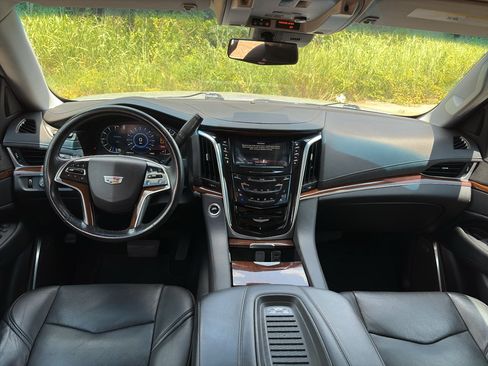 Used 2019 Cadillac Escalade Luxury RWD image 12