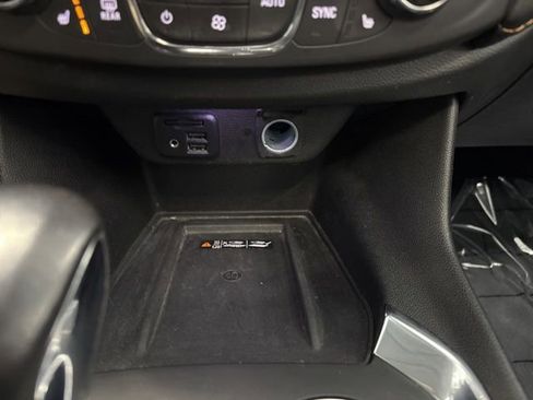 Used 2021 Chevrolet Traverse Premier image 40