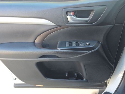Used 2016 Toyota Highlander XLE image 29