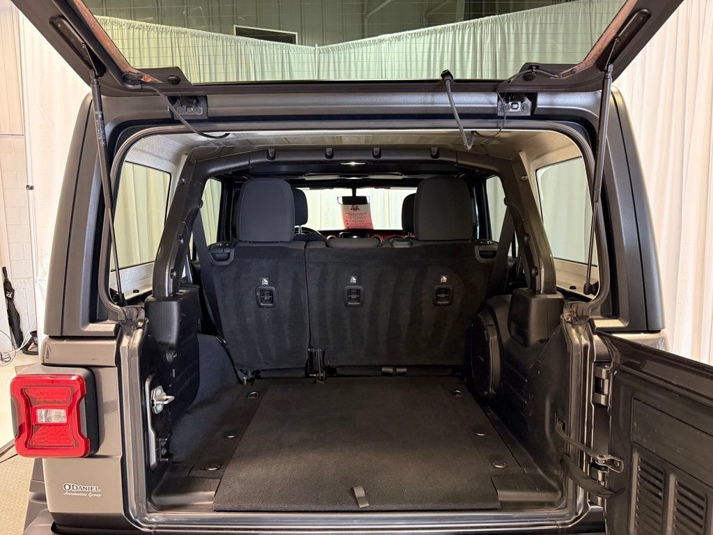 Used 2018 Jeep Wrangler Unlimited Rubicon w/ Dual Top Group AWD/4WD image 15