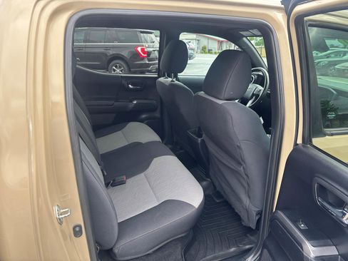 Used 2020 Toyota Tacoma TRD Off-Road AWD/4WD image 18