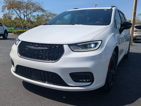 Used 2025 Chrysler Pacifica Limited image 9