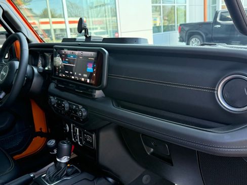 Used 2025 Jeep Gladiator Sport image 14