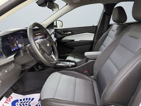Used 2025 Chevrolet Trax LT w/ Driver Confidence Package FWD image 9