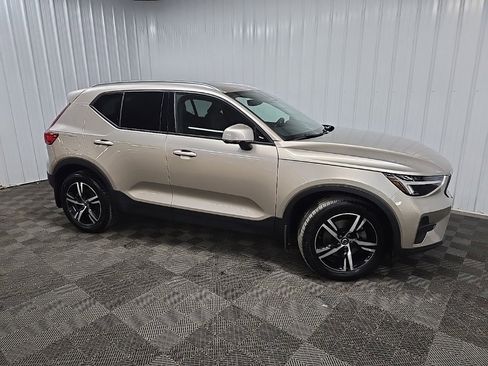 Used 2023 Volvo XC40 B5 Core image 1