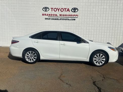 Used 2017 Toyota Camry SE image 1