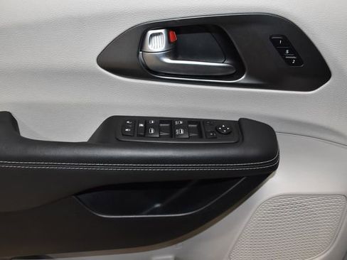 Used 2024 Chrysler Pacifica Touring-L image 28