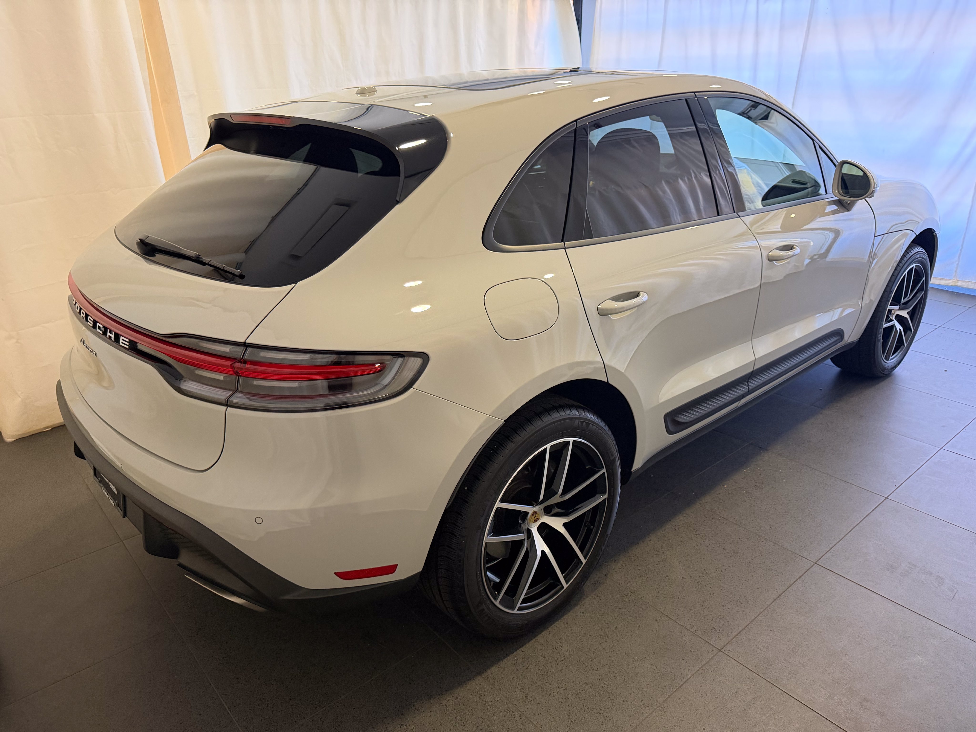 Certified 2026 Porsche Macan AWD/4WD image 9