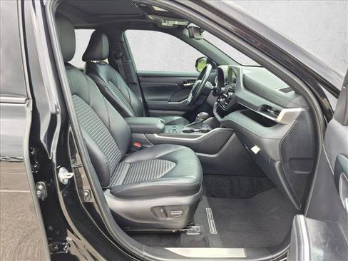 Used 2024 Toyota Highlander XSE FWD image 21