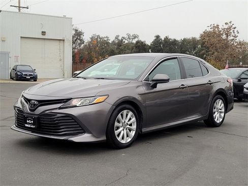 Used 2019 Toyota Camry LE image 9