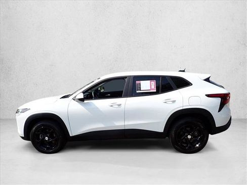 Used 2024 Chevrolet Trax LS w/ LS Convenience Package FWD image 2