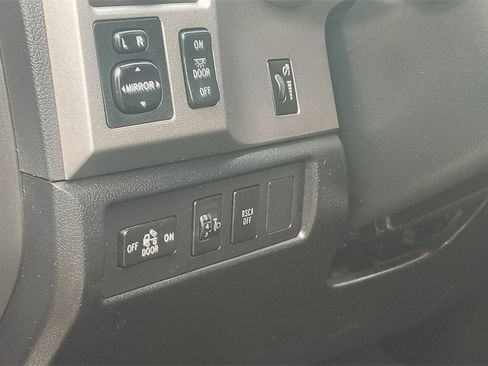 Used 2011 Toyota Tundra 4x4 CrewMax image 10