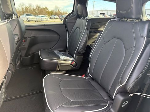 New 2026 Chrysler Pacifica Limited image 13