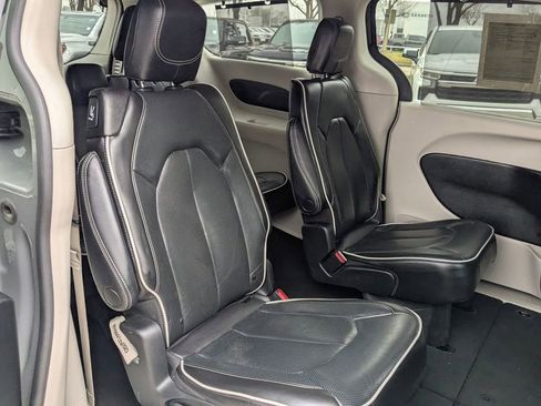 Used 2023 Chrysler Pacifica Limited image 32